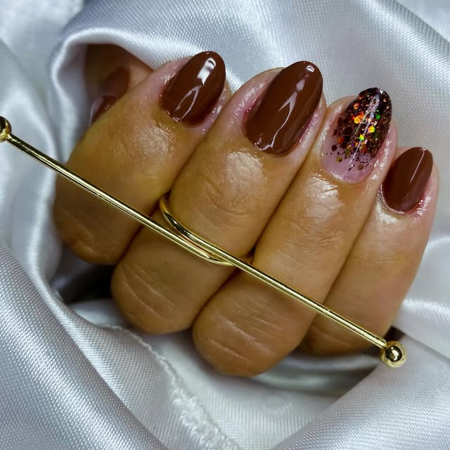 Unhas marrom chocolate com detalhe em glitter