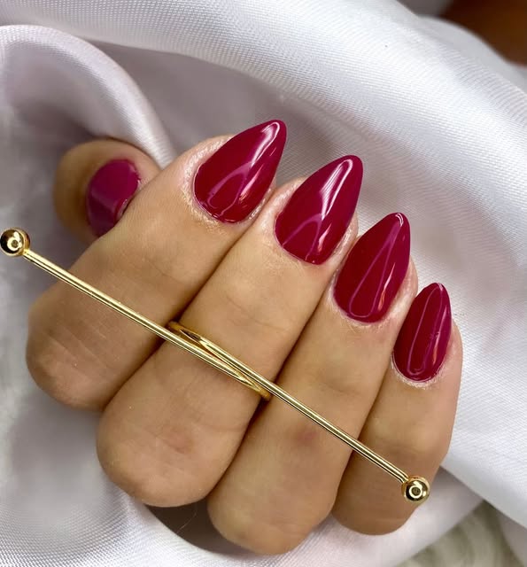 Unhas amendoadas bordô