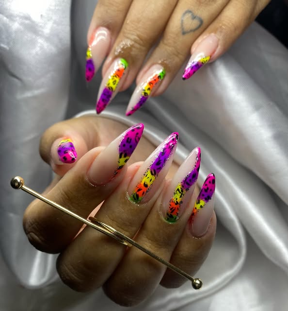 Alongamento em formato stiletto com nail art colorida