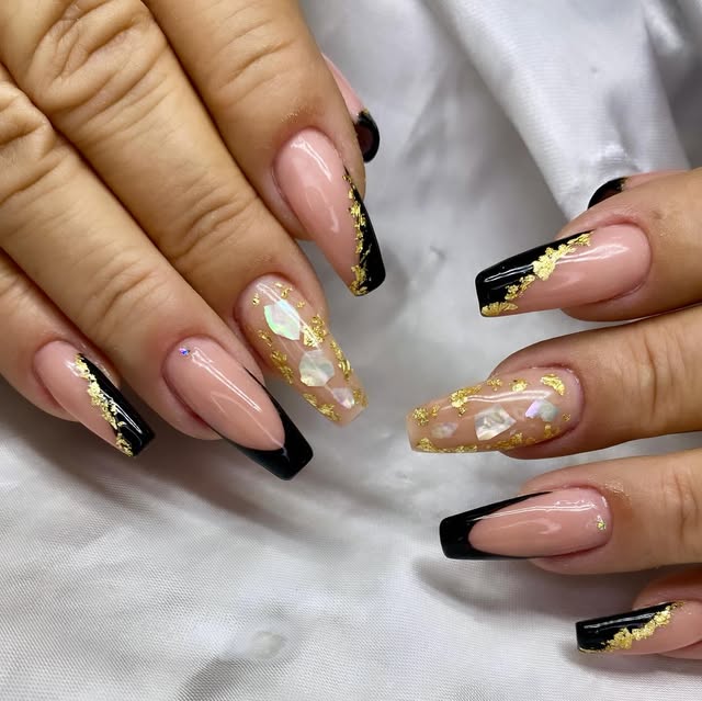 Nail art com francesinha preta e detalhes dourados