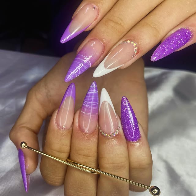 Unhas lilás com glitter