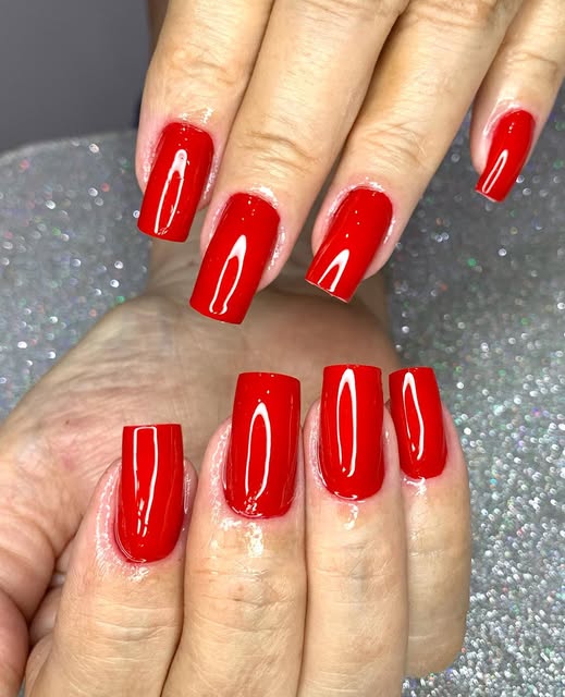 Esmaltação vermelha em unhas quadradas